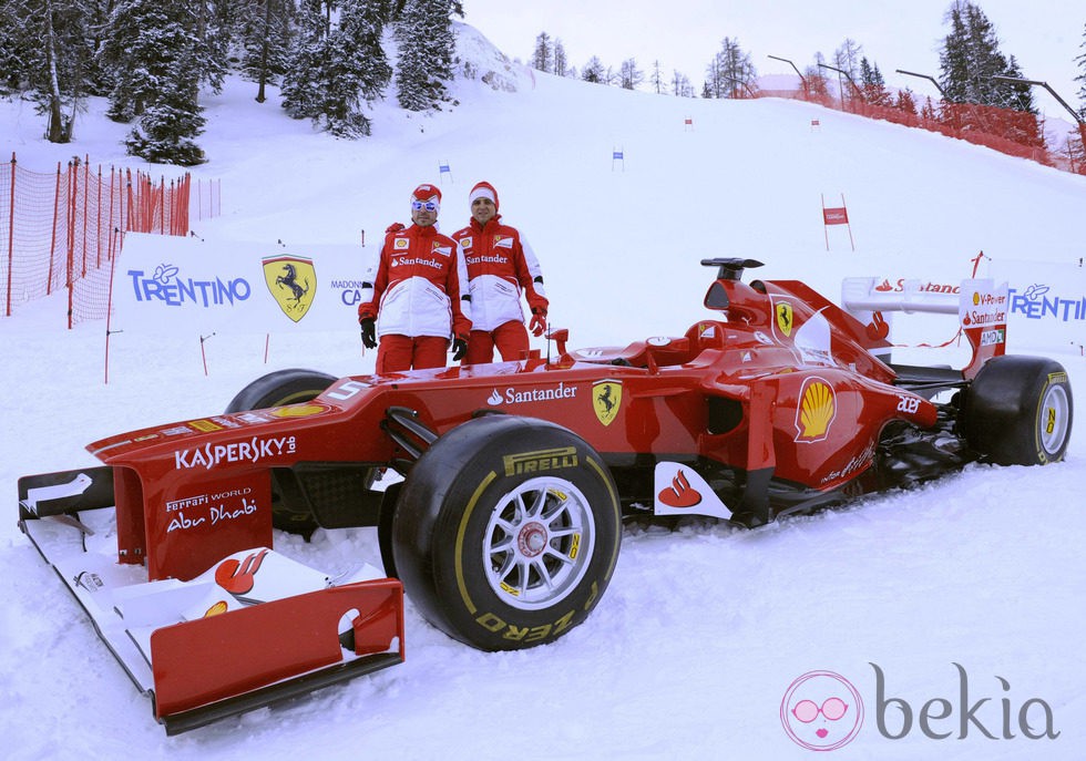 Fernando Alonso y Felipe Massa con su Ferrari en los Alpes italianos
