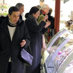 La Condesa de Montarco comprando en un mercado