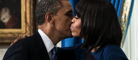Barack Obama besa a su mujer tras jurar su segundo mandato