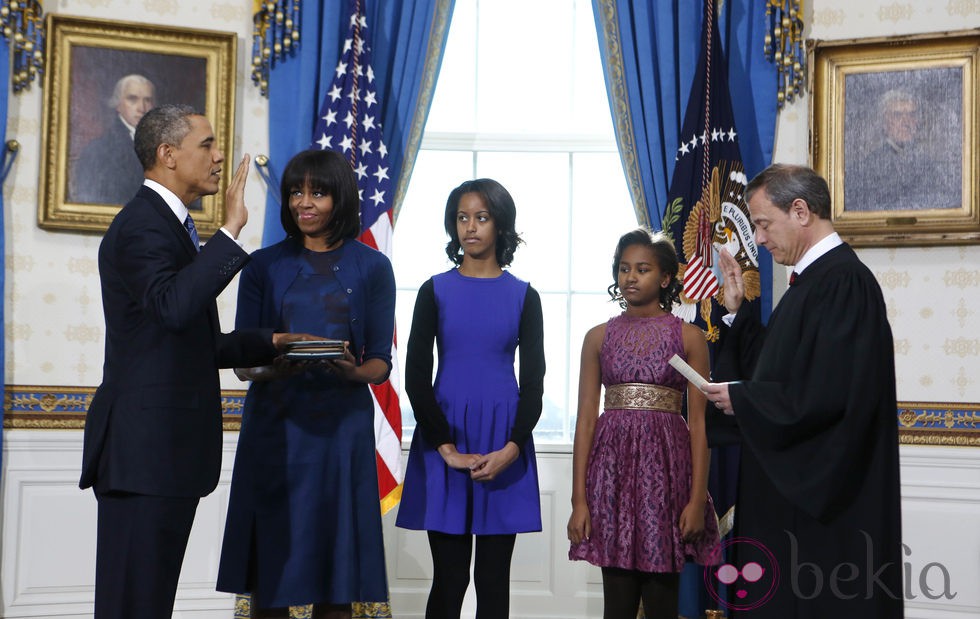 Barack Obama jura su segundo mandato ante Michelle Obama y sus hijas