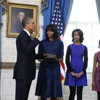Barack Obama jura su segundo mandato ante Michelle Obama y sus hijas