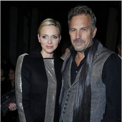 Charlene de Mónaco y Kevin Costner en la Semana de la Moda de París otoño/invierno 2013/2014
