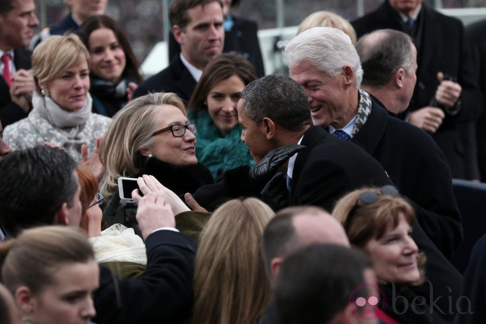 Barack Obama saluda a Bill y Hillary Clinton en la toma de posesión de su segundo mandato