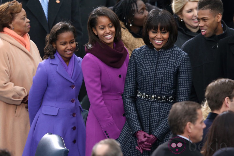 Michelle Obama y sus hijas Sasha y Malia en la toma de posesión de Barack Obama