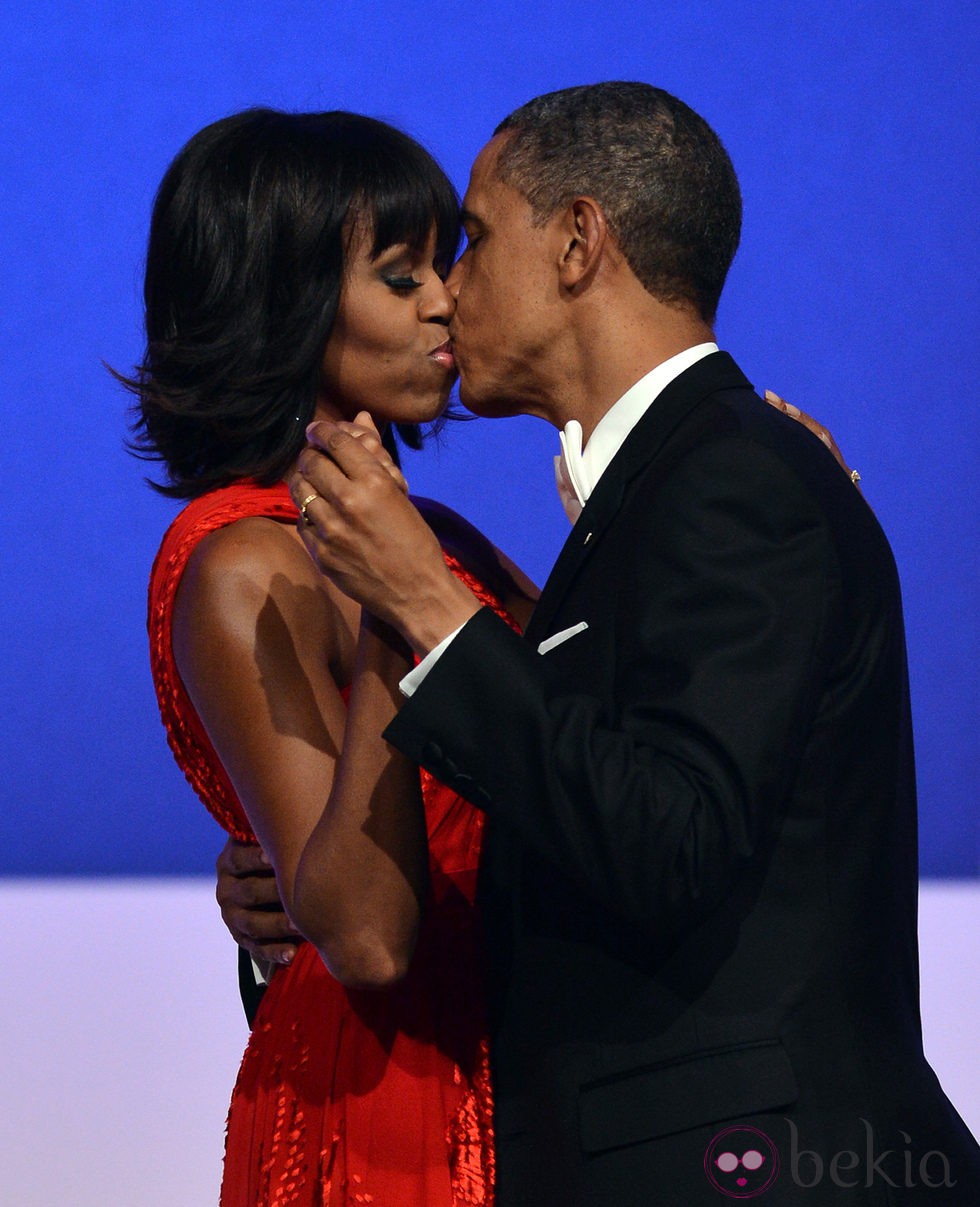 Barack y Michelle Obama dándose un beso en el baile inaugural del segundo mandato de Obama