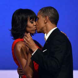 Barack y Michelle Obama dándose un beso en el baile inaugural del segundo mandato de Obama