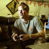 El Príncipe Harry jugando a la consola durante su estancia en Afganistán