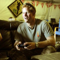 El Príncipe Harry jugando a la consola durante su estancia en Afganistán