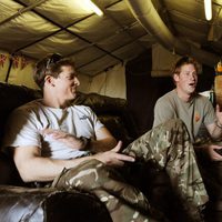 El Príncipe Harry charlando con sus compañeros del ejército británico en Afganistán
