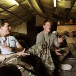 El Príncipe Harry charlando con sus compañeros del ejército británico en Afganistán