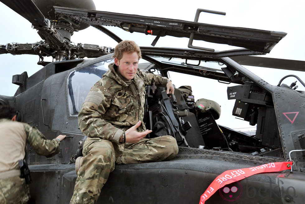 El Príncipe Harry junto a un helicóptero Apache en Afganistán