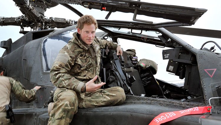 El Príncipe Harry junto a un helicóptero Apache en Afganistán