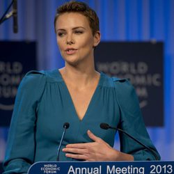 Charlize Theron recibe su premio durante el 43ª edición del Foro Mundial de Economía en Davos