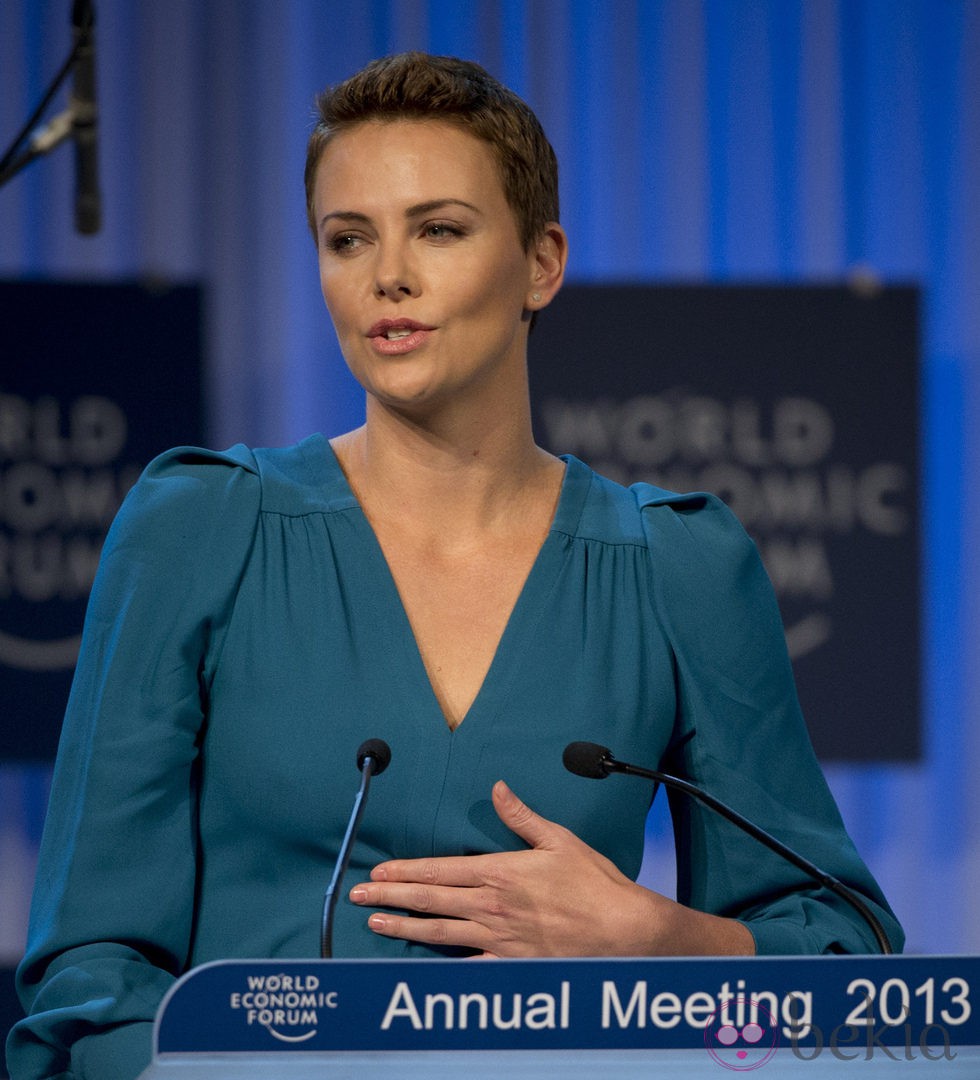 Charlize Theron recibe su premio durante el 43ª edición del Foro Mundial de Economía en Davos