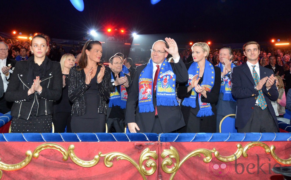 Pauline Ducruet, Estefanía de Mónaco, los Príncipes Alberto y Charlene y Pierre Casiraghi en la clausura del Festival de Circo de Monte-Carlo 2013