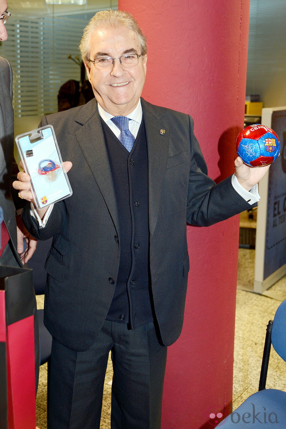 Amador Bernabéu con regalos del Barça para su bisnieto Milan Piqué Mebarak