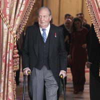 El Rey Juan Carlos con muletas en la recepción al Cuerpo Diplomático