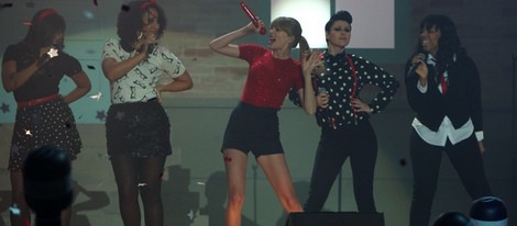 Taylor Swift durante su actuación en los Premios 40 Principales 2012