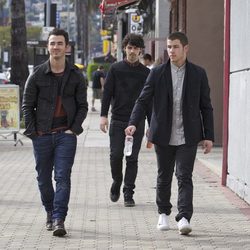 Los Jonas Brothers durante una jornada de compras