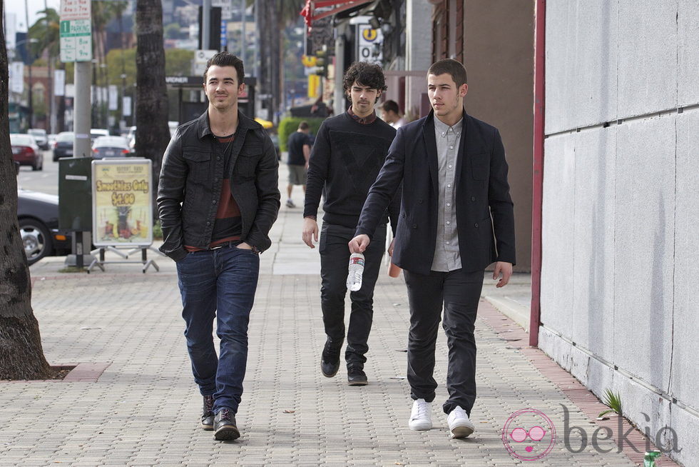 Los Jonas Brothers durante una jornada de compras