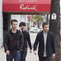 Nick Jonas, Joe Jonas y Kevin Jonas dando un pequeño paseo juntos