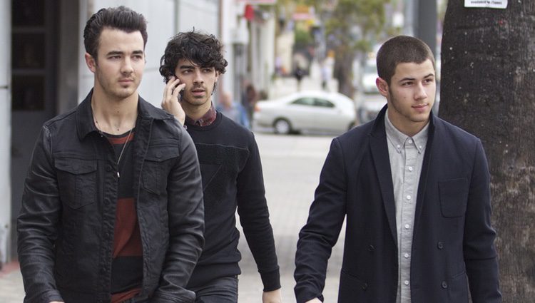 Nick Jonas, Joe Jonas y Kevin Jonas dando un pequeño paseo juntos