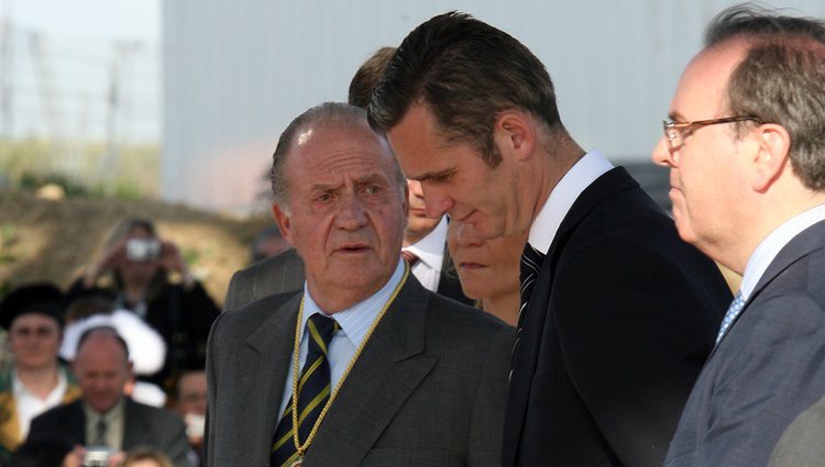 El Rey Juan Carlos hablando con Iñaki Urdangarín en 2008