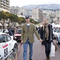Pierre Casiraghi y Beatrice Borromeo paseando cogidos de la mano por Monte-Carlo
