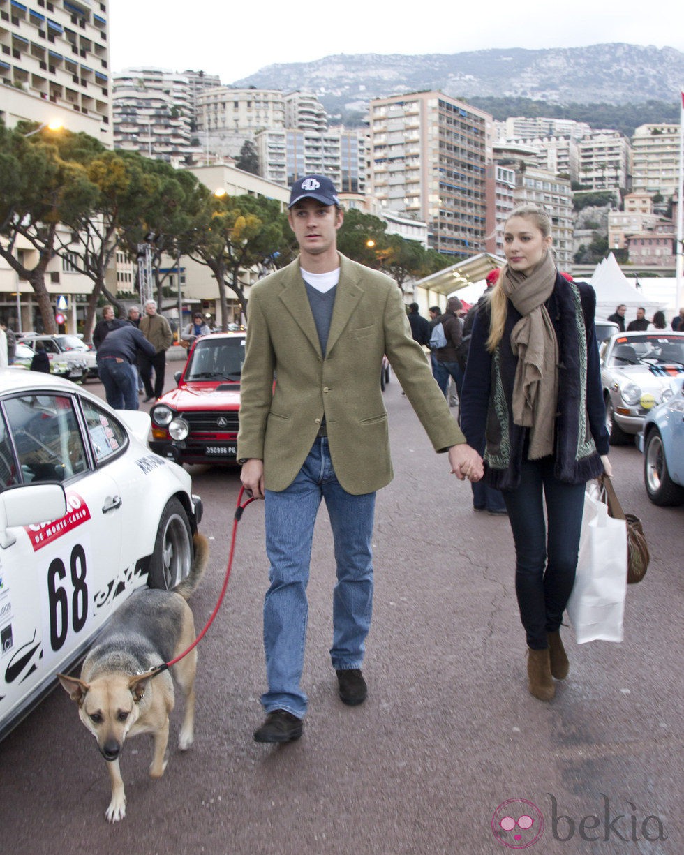 Pierre Casiraghi y Beatrice Borromeo paseando cogidos de la mano por Monte-Carlo