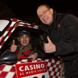Alberto de Mónaco desea suerte a Pierre Casiraghi en el Rally Histórico de Monte-Carlo