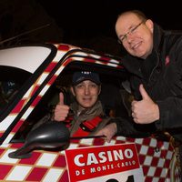 Alberto de Mónaco desea suerte a Pierre Casiraghi en el Rally Histórico de Monte-Carlo