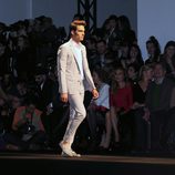 Jon Kortajarena desfilando con la colección primavera/verano 2013 de Mango en la 080 Barcelona Fashion