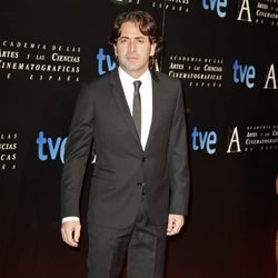 Antonio Garrido en la entrada de la cena de los nominados a los Goya 2013