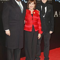 Concha Velasco y sus hijos en la entrada de la cena de los nominados a los Goya 2013
