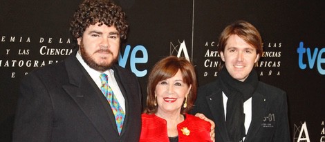 Concha Velasco y sus hijos en la entrada de la cena de los nominados a los Goya 2013