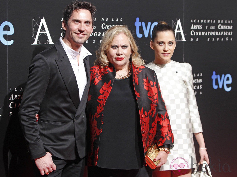 Paco León, Carmina Barrios y María León en la entrada de la cena de los nominados a los Goya 2013
