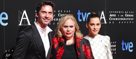 Paco León, Carmina Barrios y María León en la entrada de la cena de los nominados a los Goya 2013