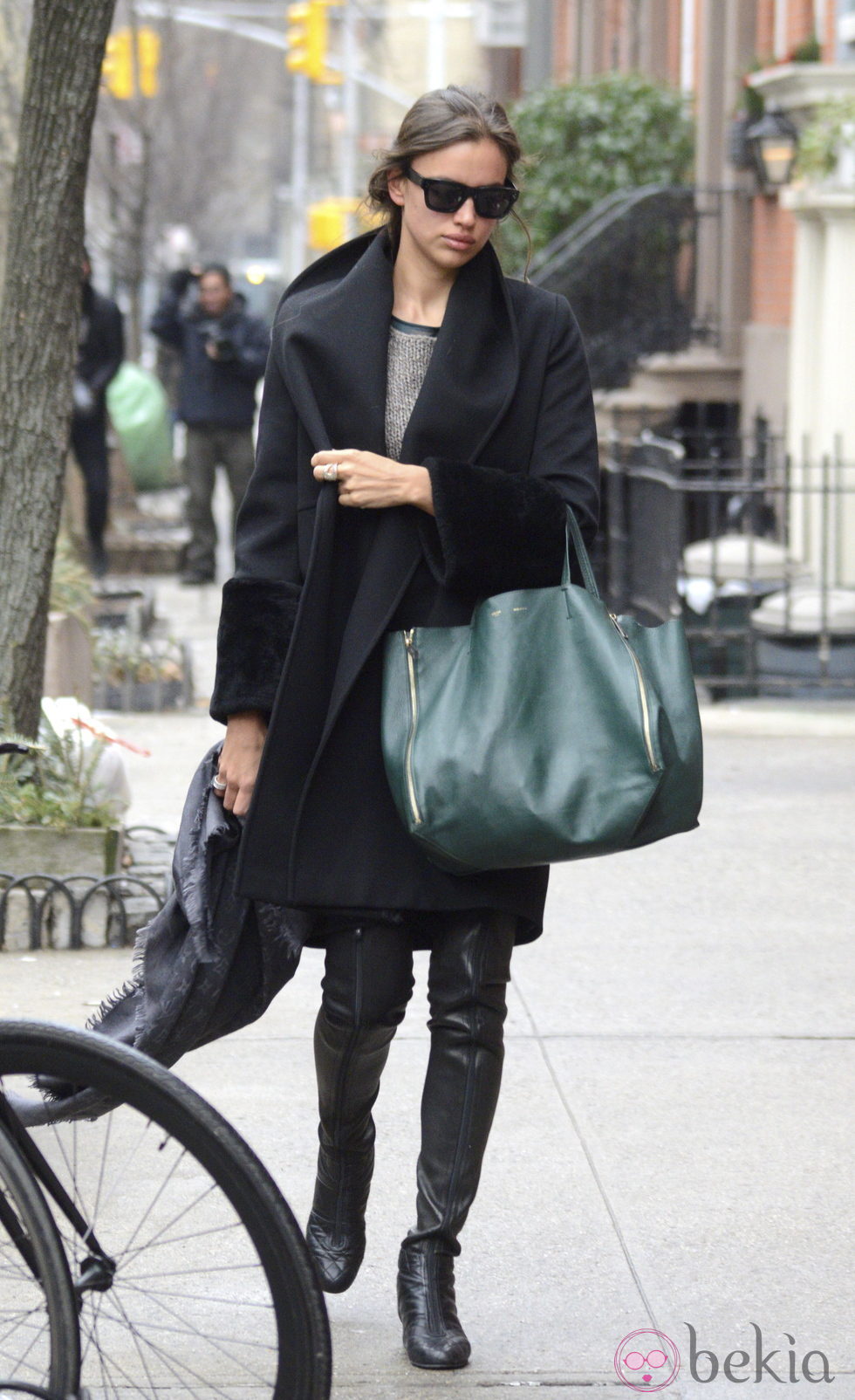 Irina Shayk paseando por Nueva York con un look muy natural