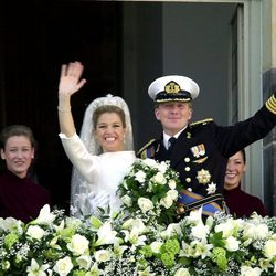 Guillermo y Máxima de Holanda saludan tras su boda en 2002