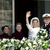 Guillermo y Máxima de Holanda saludan tras su boda en 2002