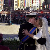 Guillermo y Máxima de Holanda besándose el día de su boda