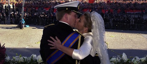 Guillermo y Máxima de Holanda besándose el día de su boda