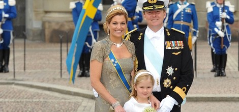 Guillermo y Máxima de Holanda con la Princesa Amalia en la boda de Victoria de Suecia