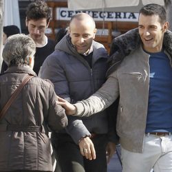 Jesús Vázquez y Roberto Cortés saludan a unas admiradoras