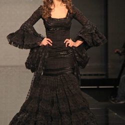 Eva González desfilando en el Salón Internacional de la Moda Flamenca 2013