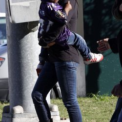 Sandra Bullock y su hijo Louis en la Super Bowl 2013