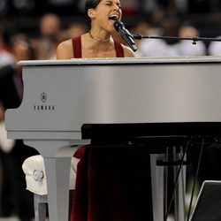 Alicia Keys durante su actuación en la Super Bowl 2013