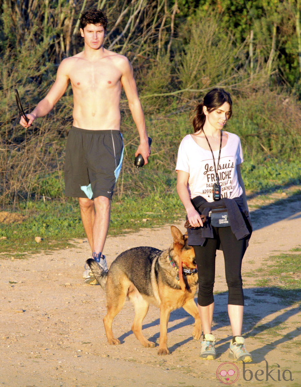 Nikki Reed pasea por Hollywood Hills junto a su hermano con el torso desnudo
