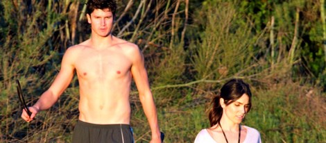Nikki Reed pasea por Hollywood Hills junto a su hermano con el torso desnudo