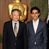 Ang Lee y Shuraj Sharma en el almuerzo de los nominados a los Oscar 2013